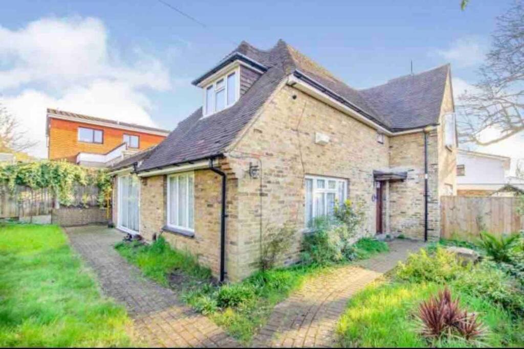 Lovely Cottage In The Heart Of Shirley- Croydon Exterior photo