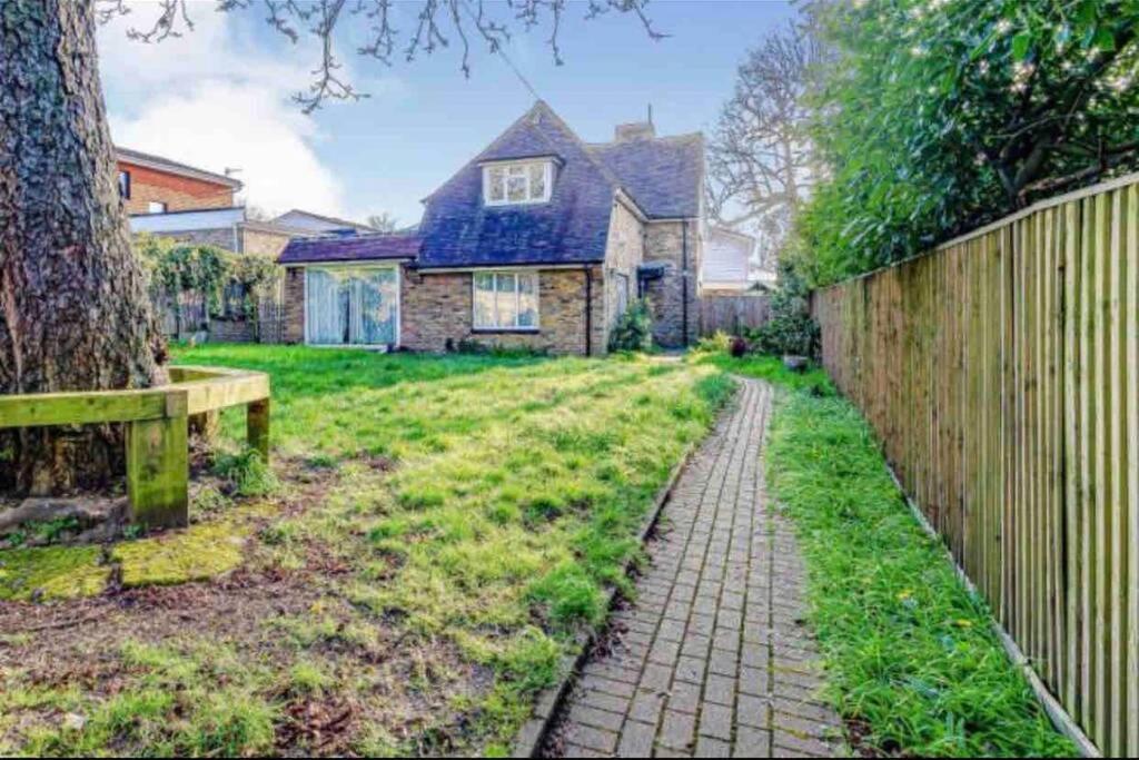 Lovely Cottage In The Heart Of Shirley- Croydon Exterior photo